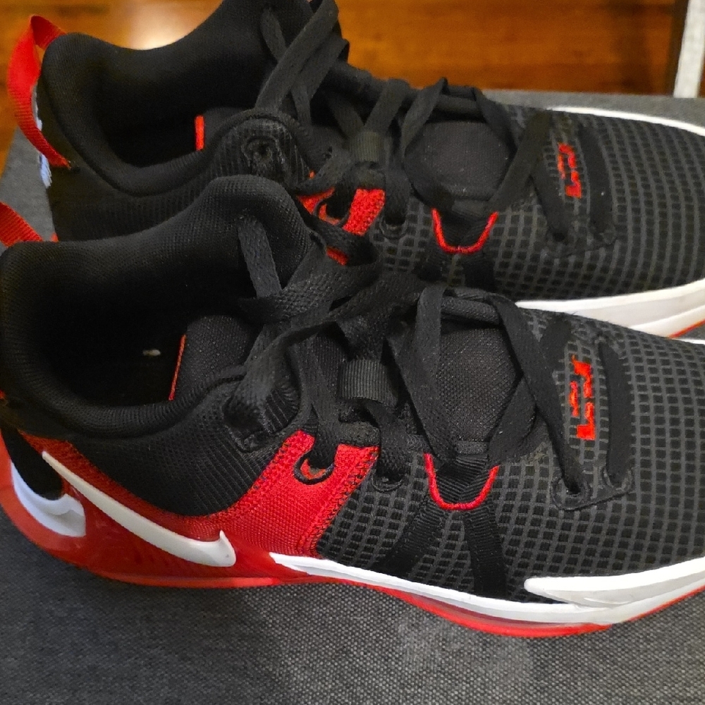 Lebron Witness VII  Black and Red Men's  Basketball Shoes. Mens Size 9. - Picture 5 of 11